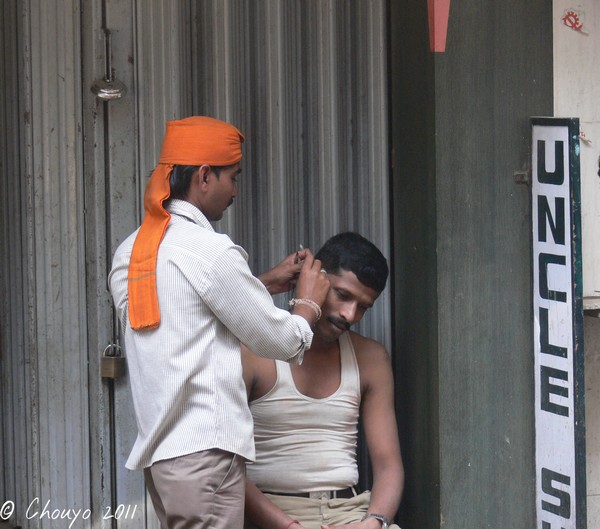 Nettoyeurs d'oreilles en Inde, un métier en voie de disparition